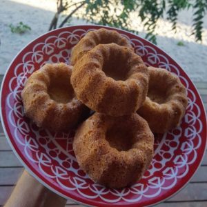 Leia mais sobre o artigo Bolo rápido, fácil e delícia pro café da tarde: bolo de iogurte