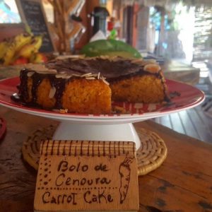 Leia mais sobre o artigo Aquele bolo que lembra a infância: bolo de cenoura com cobertura de chocolate (ou muitas outras opções)